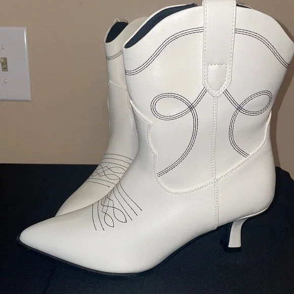 Universal Thread women’s boots 7 Jenson off White ankle Western 2” heel NWT - Picture 4 of 6